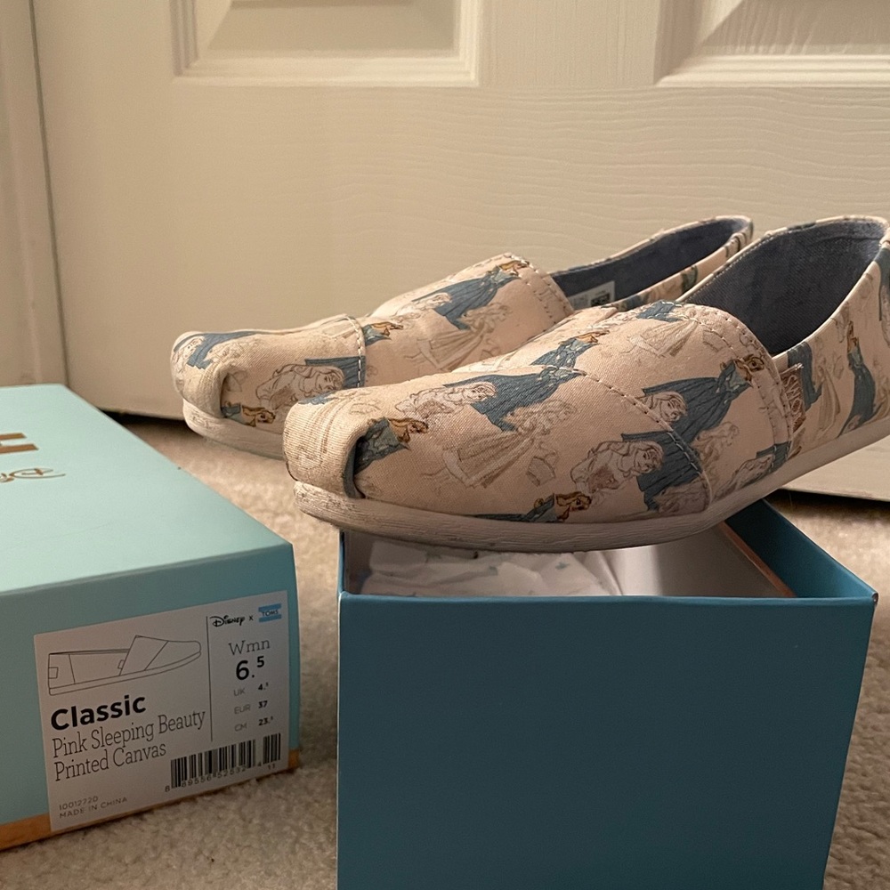 Disney X Toms Pink Sleeping Beauty Printed Canvas Shoes (Size 6.5) - Picture 2 of 2